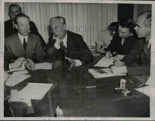 1937 Press Photo President of General Motors Alfred Sloan talking with reporters