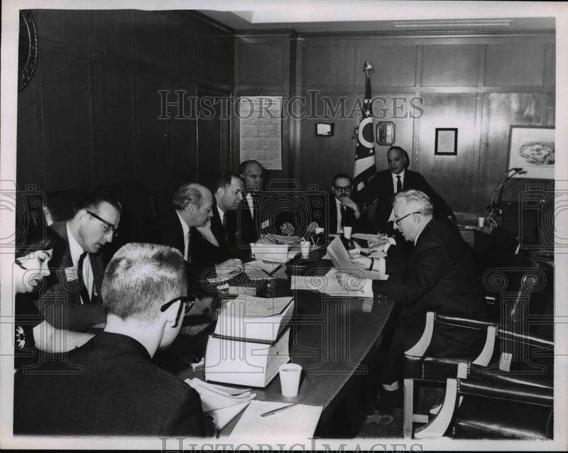 Load image into Gallery viewer, Press Photo Members of the Ohio Government having a meeting - nef31453
