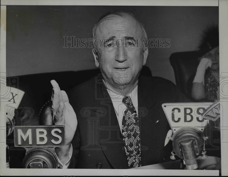 Load image into Gallery viewer, 1946 Press Photo Secretary of State James Byrnes making a radio address
