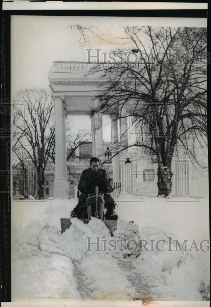 1961 Press Photo Adams drives snowplow to clear North Portico of the White House