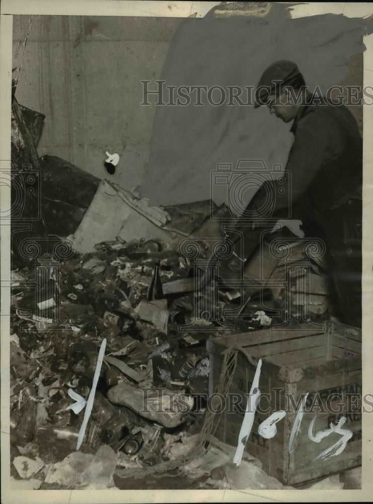 1925 Press Photo Bottle clean-up after bike race at Madison Square Garden