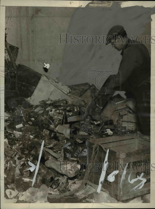 1925 Press Photo Bottle clean-up after bike race at Madison Square Garden