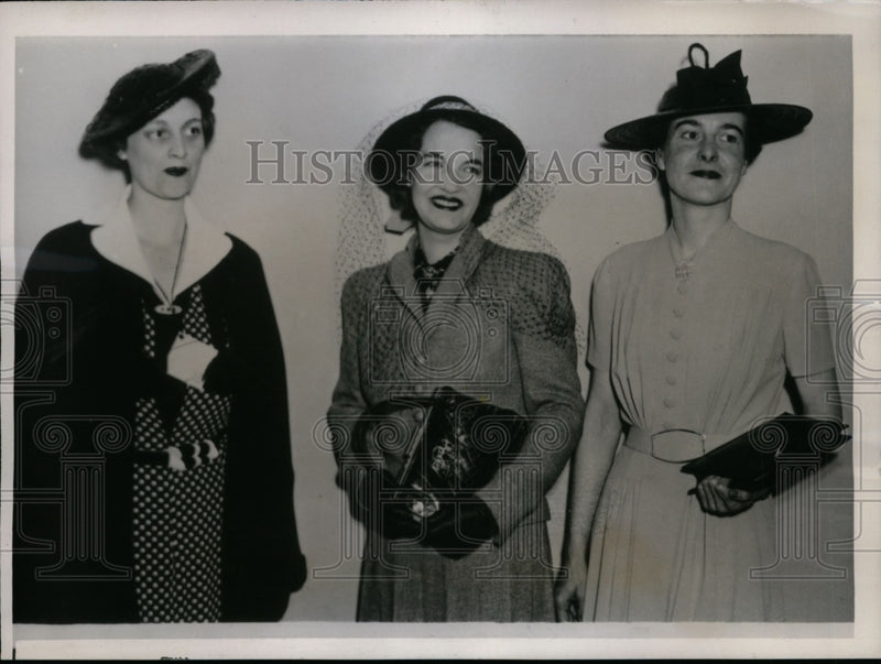 Load image into Gallery viewer, 1938 Press Photo Jr League Officers Mrs Hutcheson, Miss Leovy &amp; Mrs Ferguson

