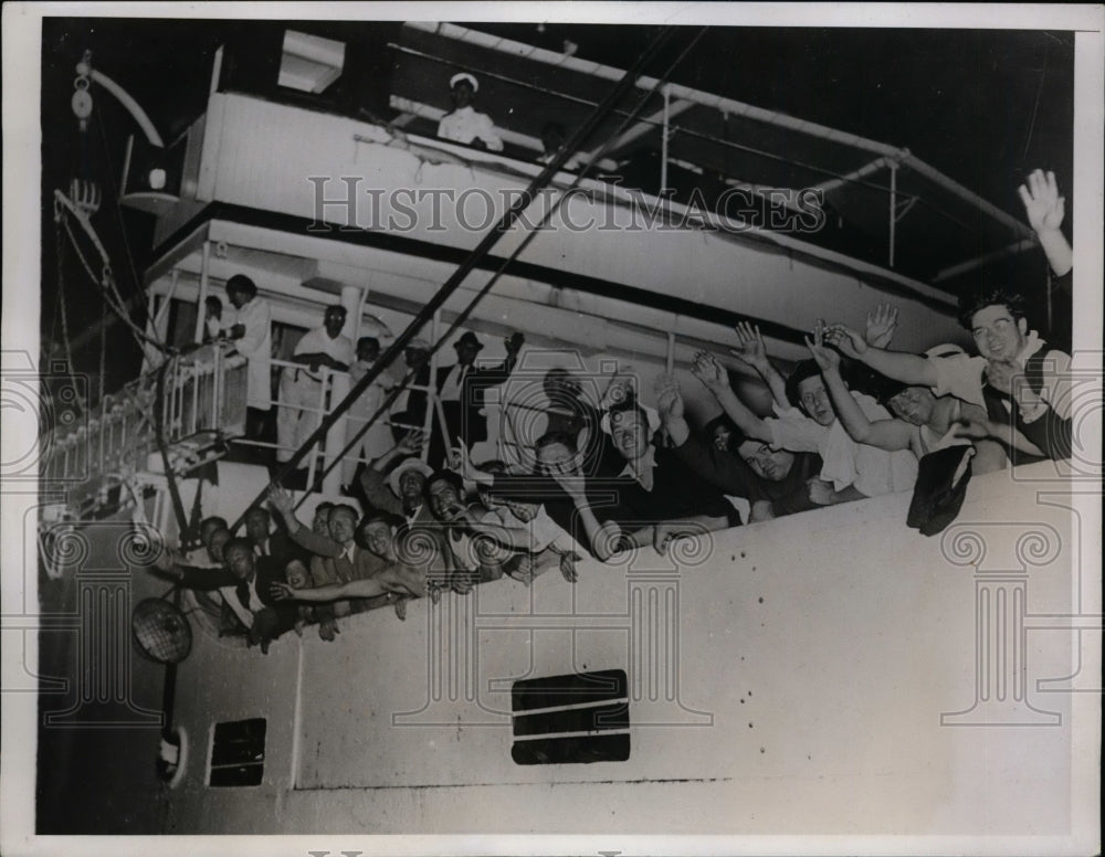 1935 Press Photo Crew Members of Marooned Steamship Dixie Ran Into Coral Reef