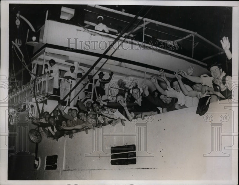 Load image into Gallery viewer, 1935 Press Photo Crew Members of Marooned Steamship Dixie Ran Into Coral Reef
