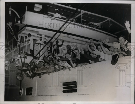 1935 Press Photo Crew Members of Marooned Steamship Dixie Ran Into Coral Reef