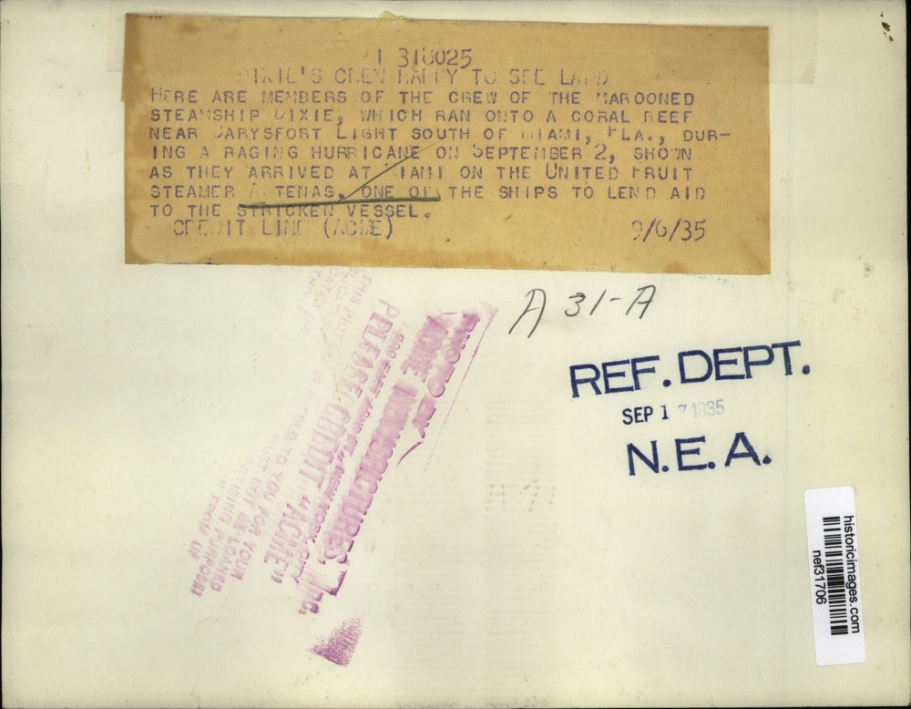 1935 Press Photo Crew Members of Marooned Steamship Dixie Ran Into Coral Reef