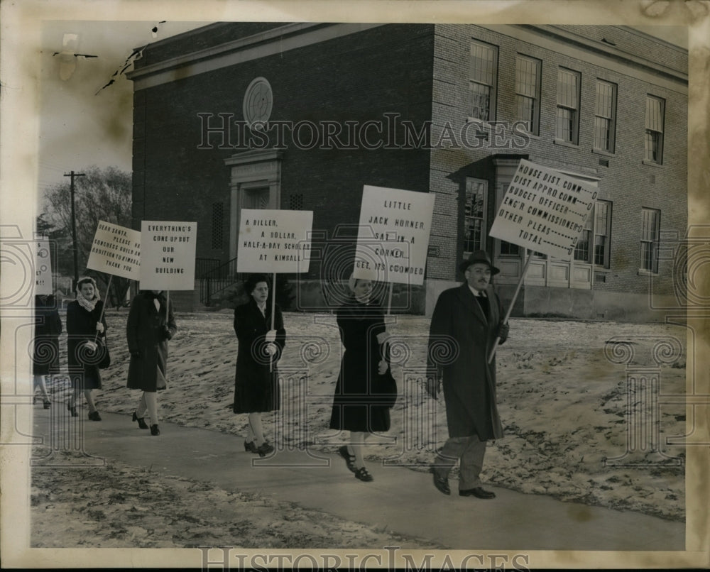 1945 Press Photo Parents of Children Attending Kimball Elementary School Picket