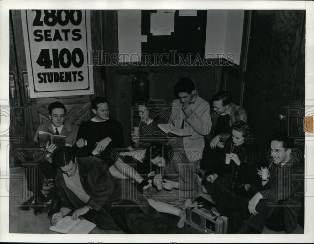 1941 Press Photo Group of Kansas State College Students Have Picnic Before Game