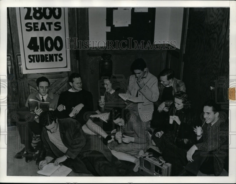 Load image into Gallery viewer, 1941 Press Photo Group of Kansas State College Students Have Picnic Before Game
