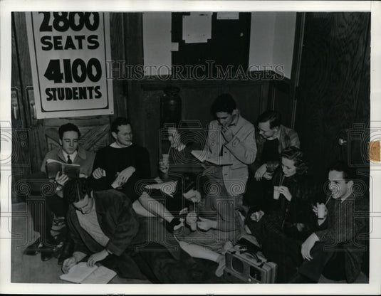 1941 Press Photo Group of Kansas State College Students Have Picnic Before Game