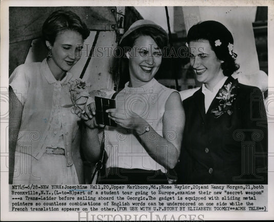 1951 Press Photo Part of Student Tour of Europe Examine Secret "Secret Weapon"