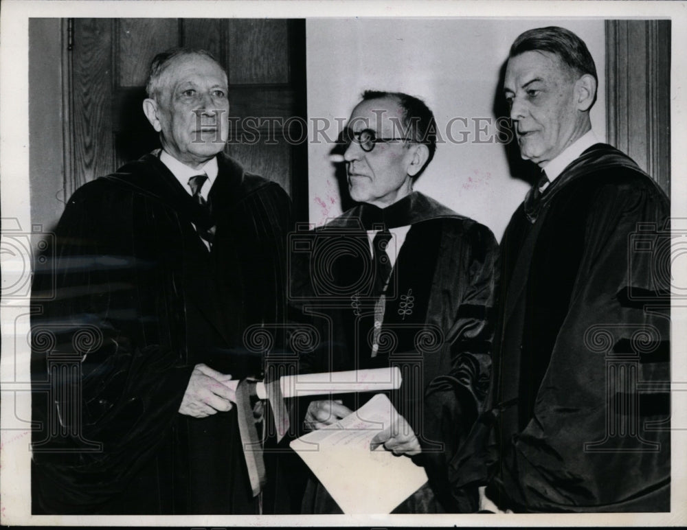 1944 Press Photo University of Pennsylvania Presents Honary Awards - nef31767