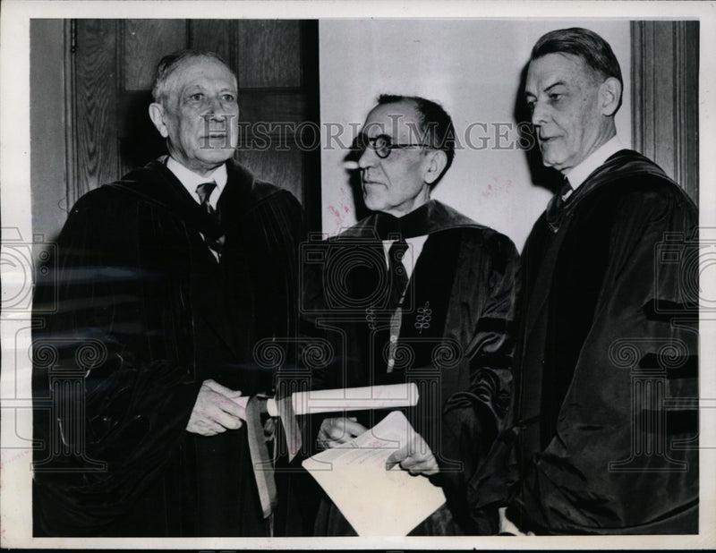 Load image into Gallery viewer, 1944 Press Photo University of Pennsylvania Presents Honary Awards - nef31767
