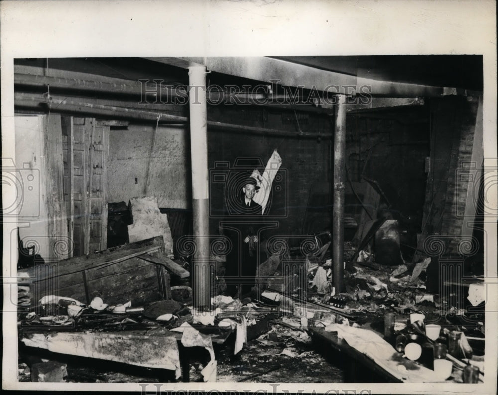 1946 Press Photo Congregation Member Looks Around First Christian Church in PA