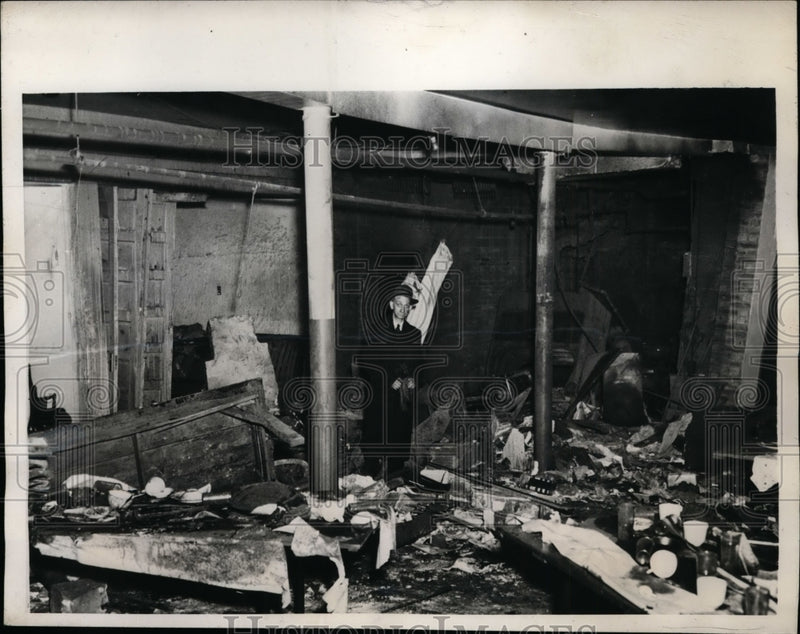 Load image into Gallery viewer, 1946 Press Photo Congregation Member Looks Around First Christian Church in PA
