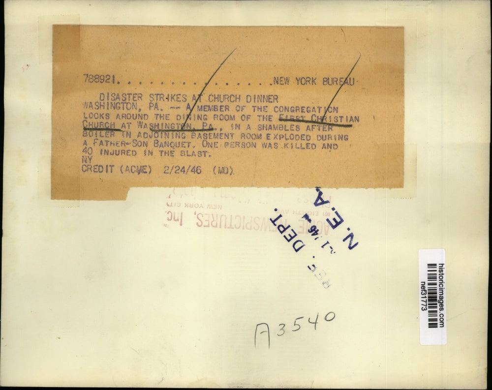 1946 Press Photo Congregation Member Looks Around First Christian Church in PA