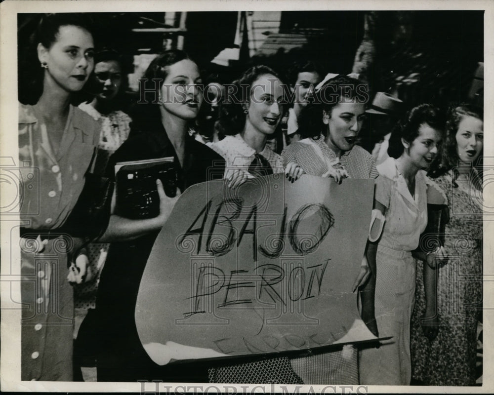 1945 Press Photo Argentine Medical Students campaign for their schools to reopen