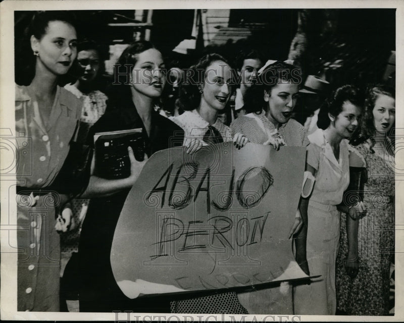 Load image into Gallery viewer, 1945 Press Photo Argentine Medical Students campaign for their schools to reopen
