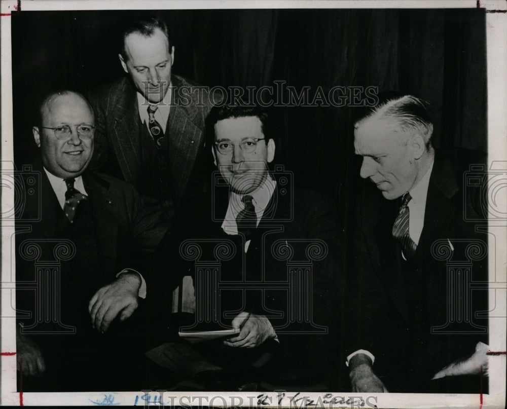 1947 Press Photo Shown After Back To Work Order Signed And Ends 439 Day Strike