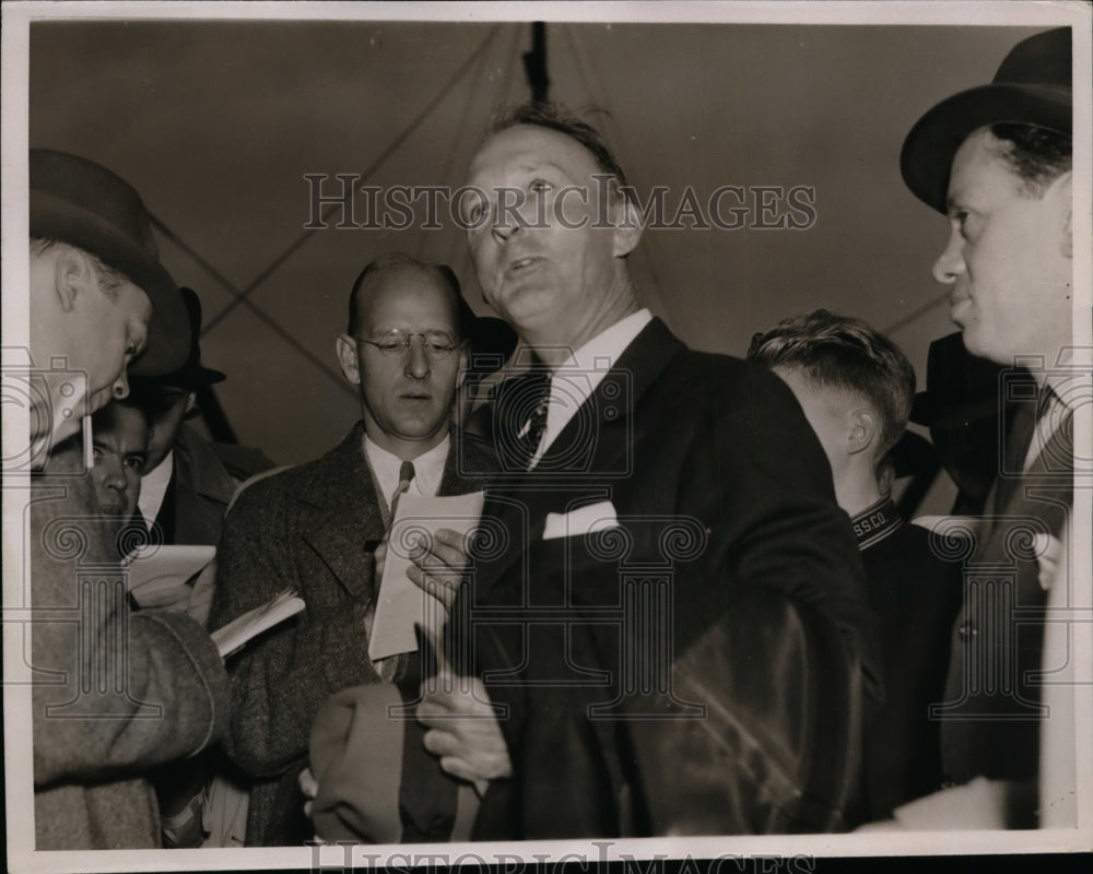1937 Press Photo Hugo L Black Being Interviewed in City of Norfolk at Quarantine