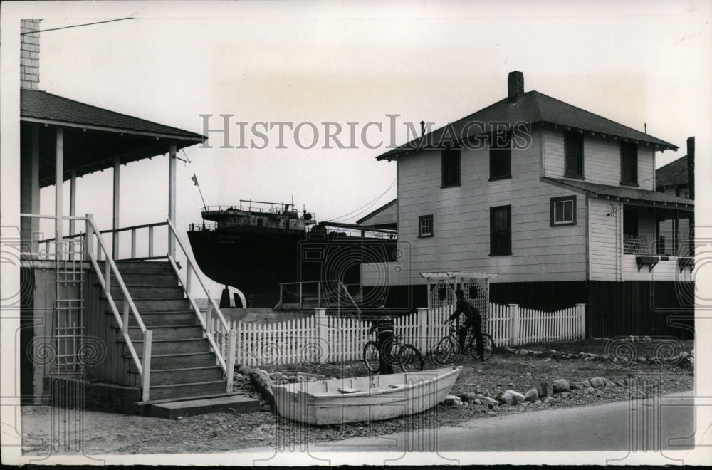 1956 Press Photo Italian freighter the Etrusco dumped on the shores of Scituate