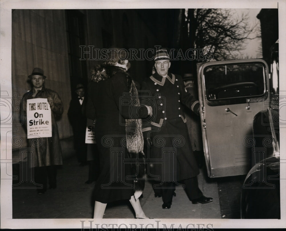 1939 Press Photo Mrs. William B. Bankhead Walks Past One of 13 Picket Lines