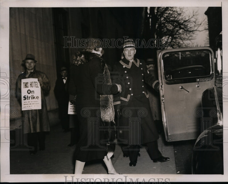 Load image into Gallery viewer, 1939 Press Photo Mrs. William B. Bankhead Walks Past One of 13 Picket Lines
