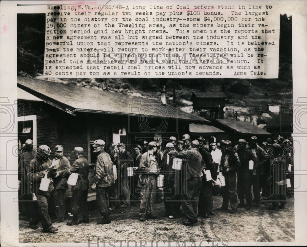 1948 Press Photo Coal Workers Wait in Line for 2 Weeks Pay Plus $100 Bonus