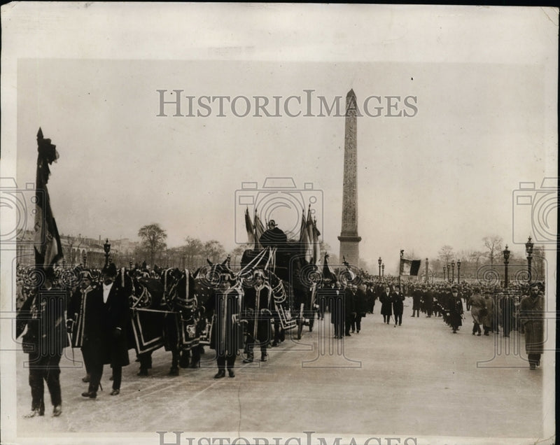 Load image into Gallery viewer, 1932 Press Photo Carriage Bearing of the Body of Aristide Briand - nef31937
