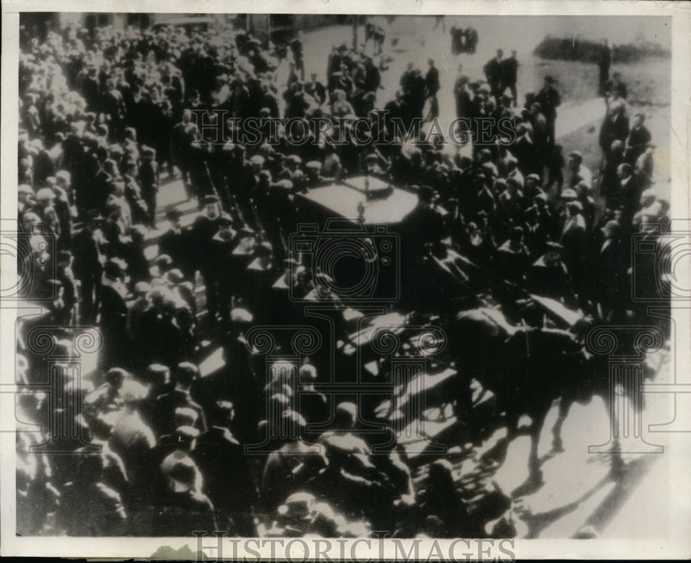 1930 Press Photo Bodies of Pro.Solomon Andree escorted to the streets of Tromace