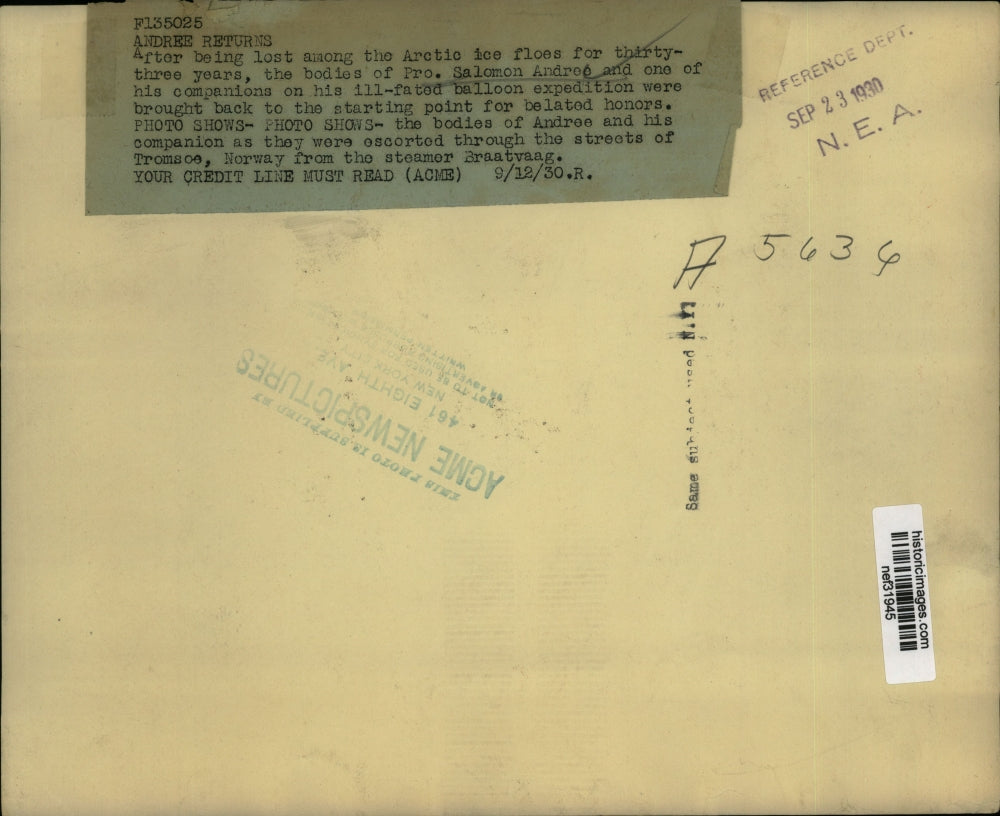 1930 Press Photo Bodies of Pro.Solomon Andree escorted to the streets of Tromace