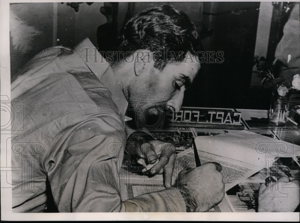 1939 Press Photo Hugh White Signs G.F. Weaver Murder Statement, San Antonio