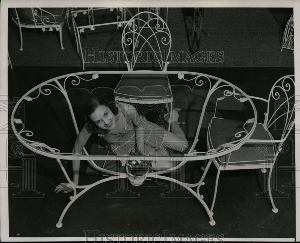 1940 Press Photo Francis Douthitt Places a Plant Under Glass Table Top at Show