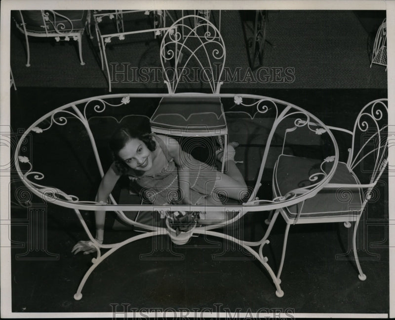 Load image into Gallery viewer, 1940 Press Photo Francis Douthitt Places a Plant Under Glass Table Top at Show
