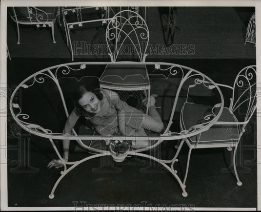1940 Press Photo Francis Douthitt Places a Plant Under Glass Table Top at Show