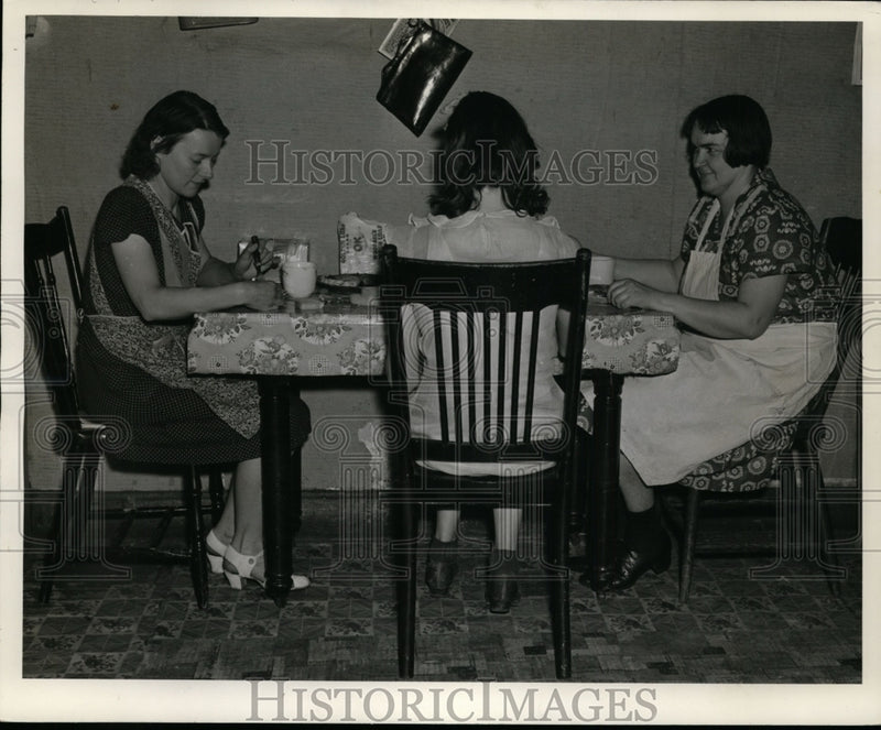 Load image into Gallery viewer, 1939 Press Photo Mrs Eva Macklin - nef32086

