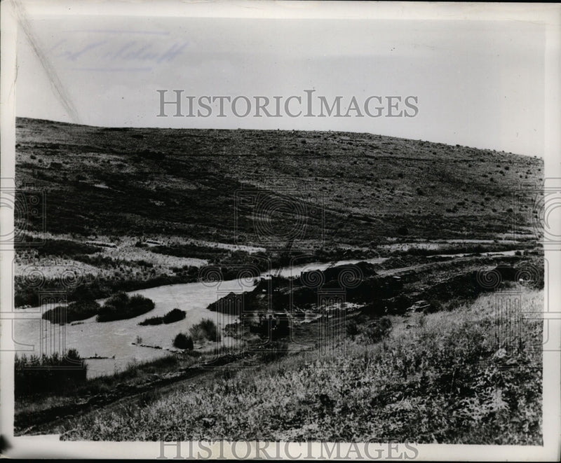 Load image into Gallery viewer, 1957 Press Photo Digging Drainage Canals in the Huleh Valley. - nef32100
