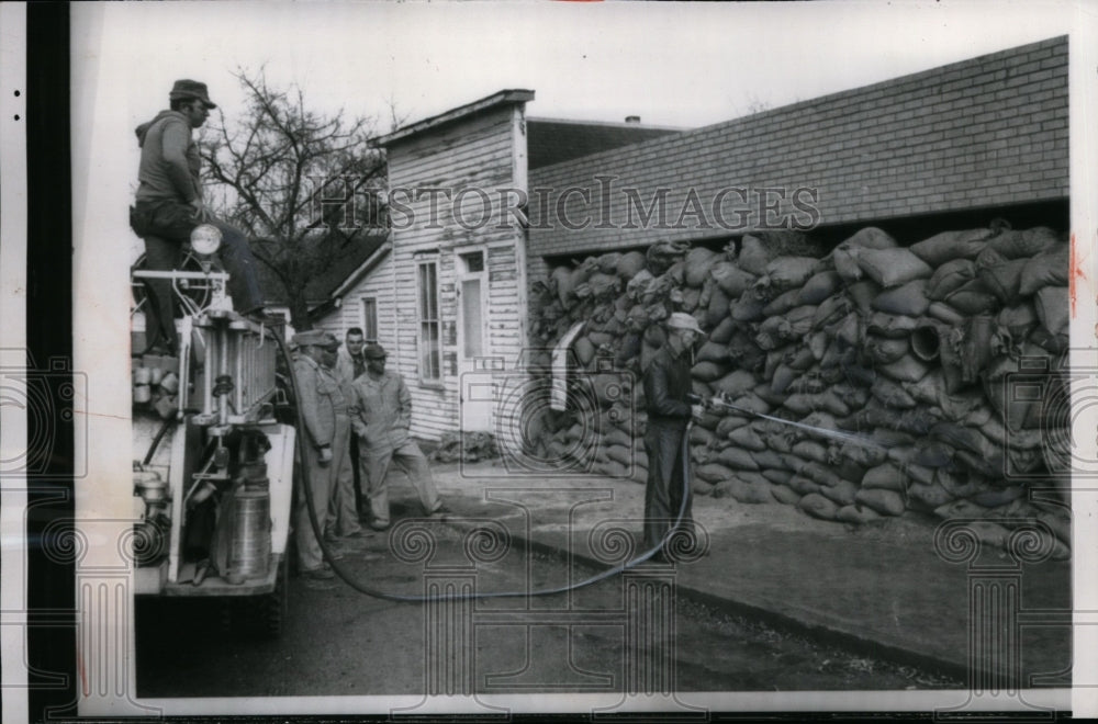 1962 Press Photo Residents Water Sandbag Barricade in Mound city, south Dakota