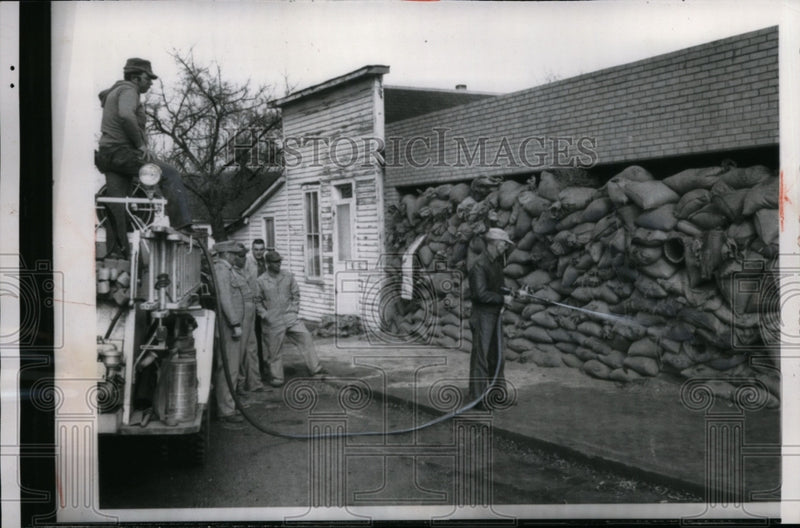 Load image into Gallery viewer, 1962 Press Photo Residents Water Sandbag Barricade in Mound city, south Dakota
