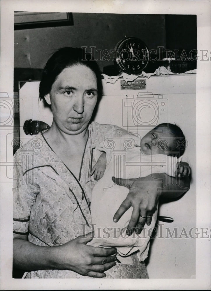 Load image into Gallery viewer, 1938 Press Photo Mrs. Lawrence D. Sanders Holding "Swapped" Newborn Baby
