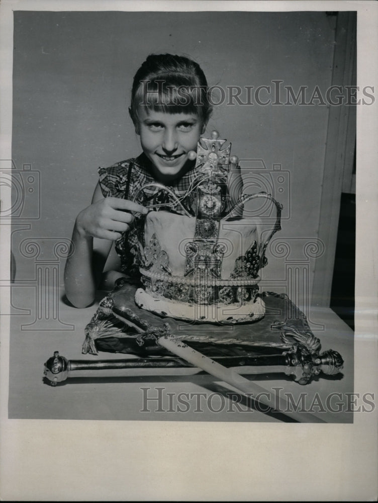 Load image into Gallery viewer, 1958 Press Photo Mary Magnuson Shows Ceramics Coronation Crown, Sword &amp; Scepter
