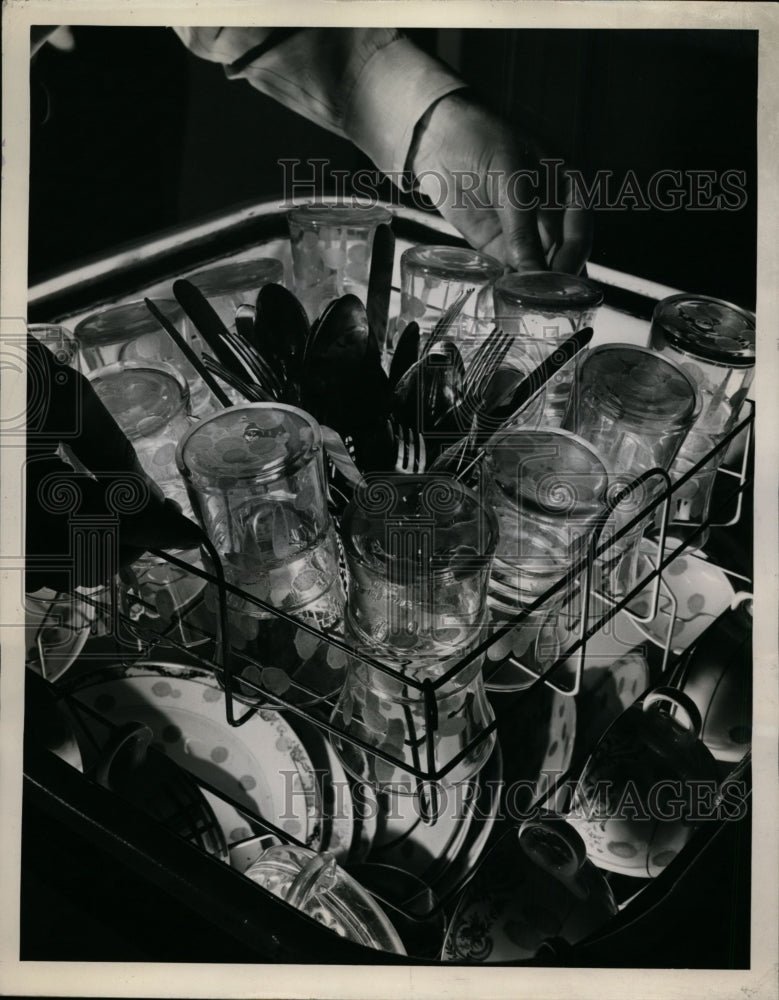 1945 Press Photo Westinghouse engineers testing new automatic dishwasher