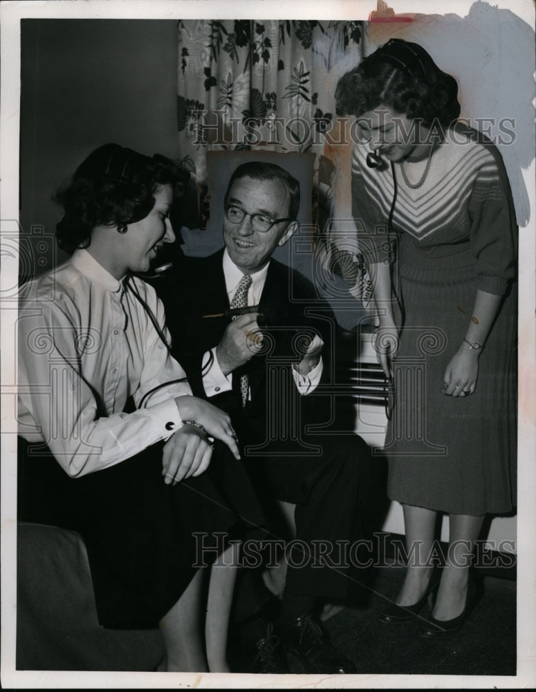 1954 Press Photo Marie Walchko, President John Greene, and Alice Girosky