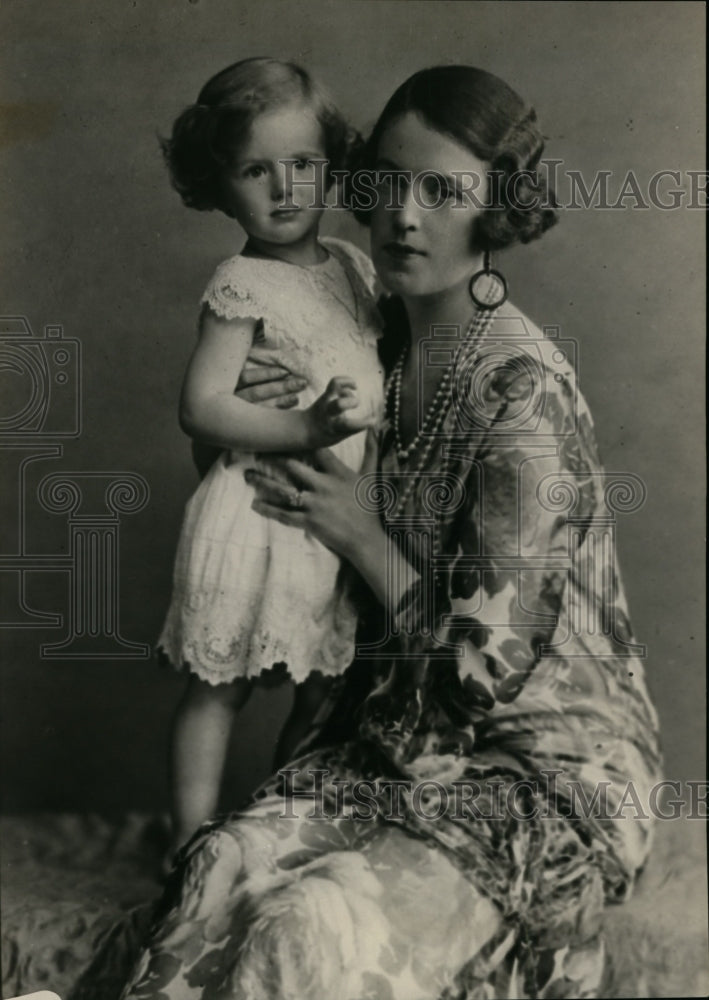 1926 Press Photo Mrs. Arbrethnot Leslie and Daughter - nef32257