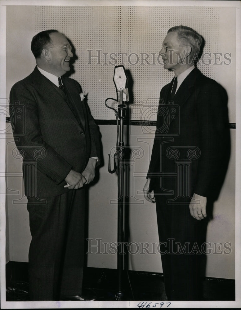 Load image into Gallery viewer, 1937 Press Photo Harry Meistrich being interviewed by Parks Johnson - nef32273
