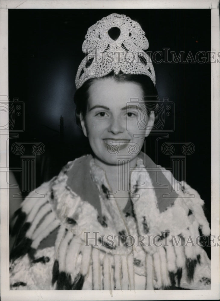 Load image into Gallery viewer, 1939 Press Photo Ms. Margaret Jane Swift from OK wins Queen of American Royal
