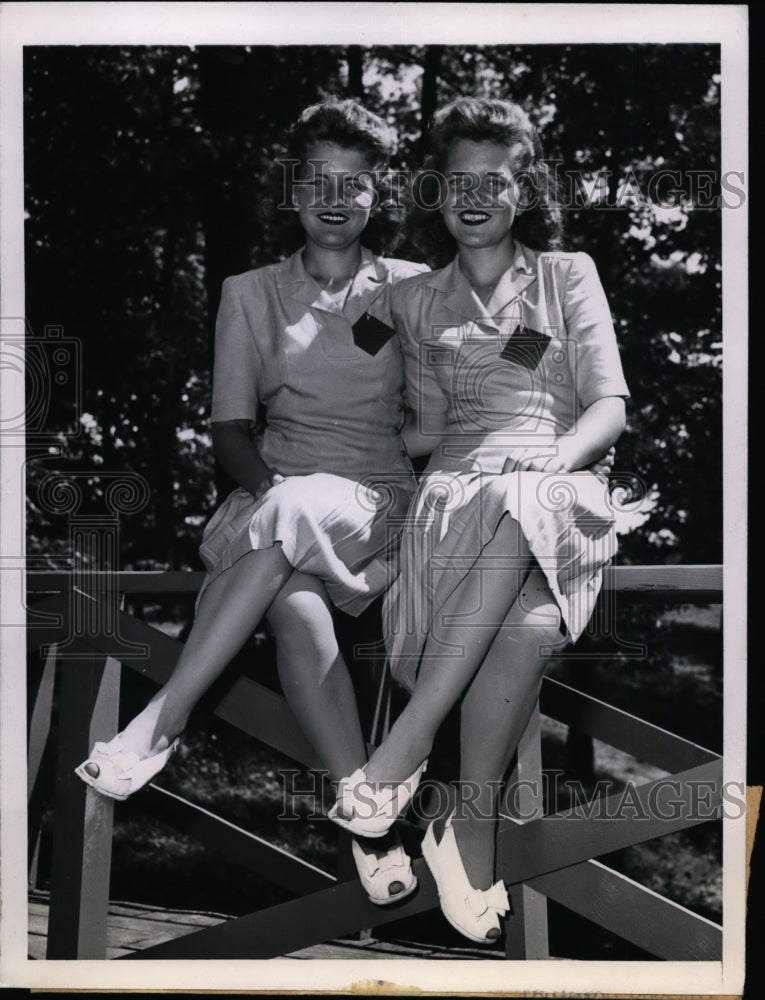 Load image into Gallery viewer, 1944 Press Photo Twins Ethel &amp; Esther Saul - nef32343
