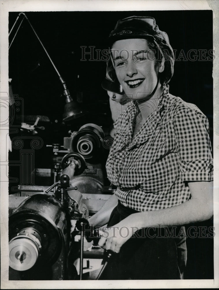 1944 Press Photo Mora Schell Working at Sperry Gyroscope Company Plant New York