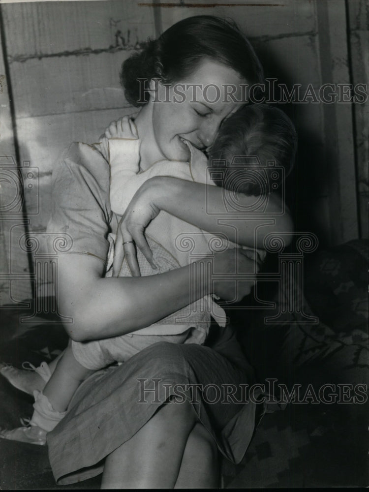 1939 Press Photo Mrs. John Abhrom & Baby - nef32393